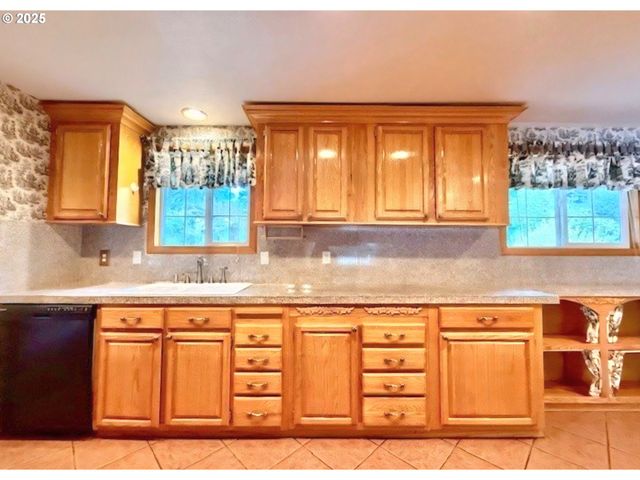 94504 SMOKEY Ln, Coquille, OR 97423