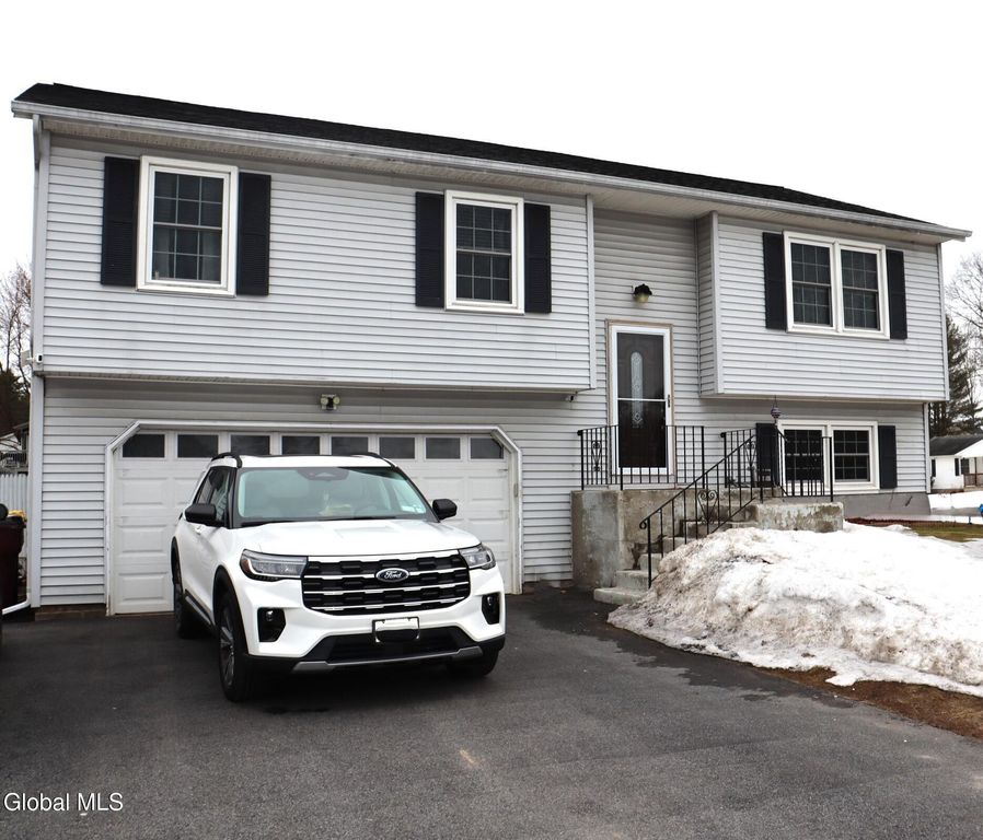 2 Moonglow Road, Wilton, NY 12831