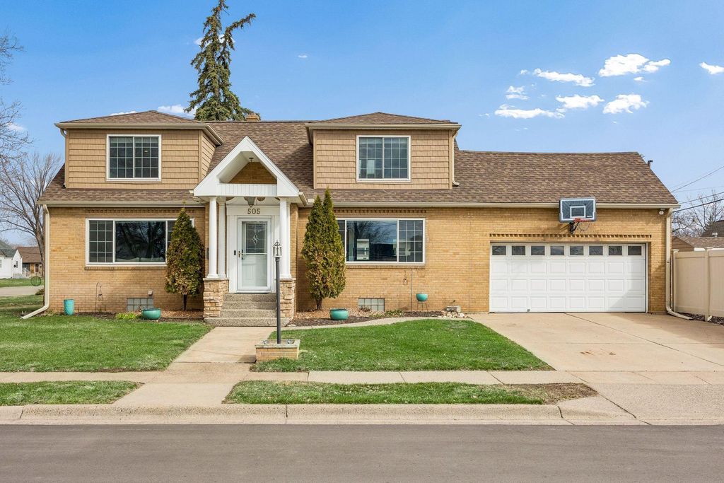 505 2nd Street NE, Osseo, MN 55369