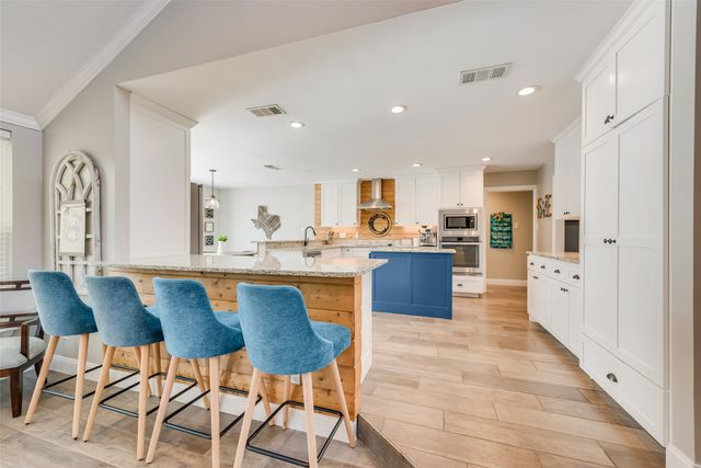 126 Forest Brook Street, Oak Leaf, TX 75154