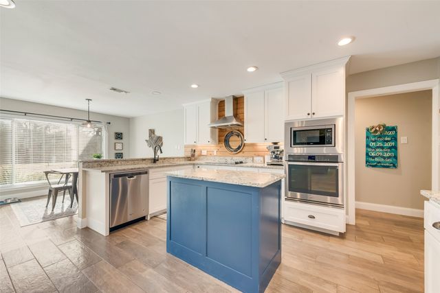 126 Forest Brook Street, Oak Leaf, TX 75154