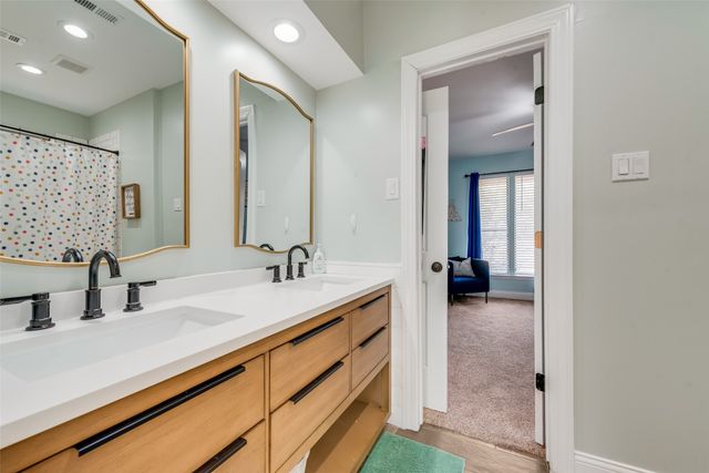 126 Forest Brook Street, Oak Leaf, TX 75154