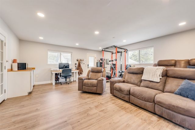 126 Forest Brook Street, Oak Leaf, TX 75154