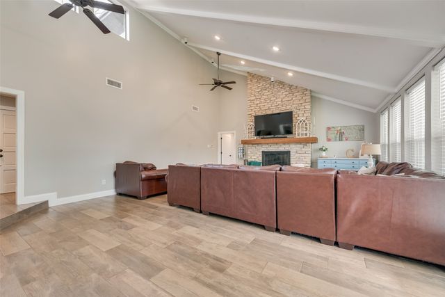 126 Forest Brook Street, Oak Leaf, TX 75154