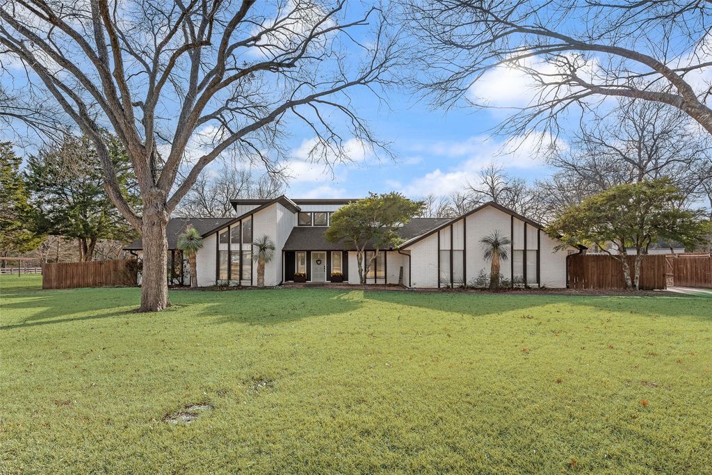 126 Forest Brook Street, Oak Leaf, TX 75154