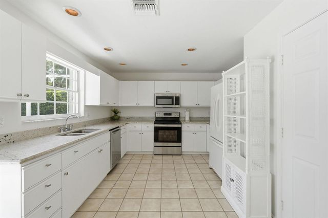 9205 SE Woods End Place, Jupiter, FL 33469