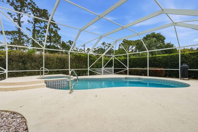9205 SE Woods End Place, Jupiter, FL 33469