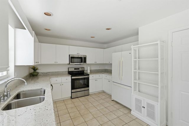 9205 SE Woods End Place, Jupiter, FL 33469