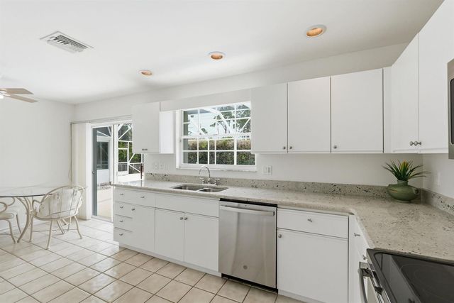 9205 SE Woods End Place, Jupiter, FL 33469