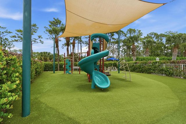 9205 SE Woods End Place, Jupiter, FL 33469