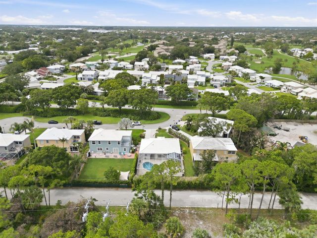 9205 SE Woods End Place, Jupiter, FL 33469