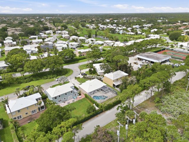 9205 SE Woods End Place, Jupiter, FL 33469