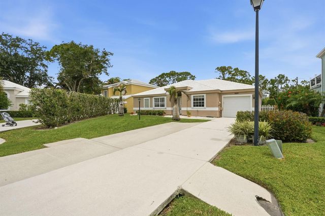 9205 SE Woods End Place, Jupiter, FL 33469