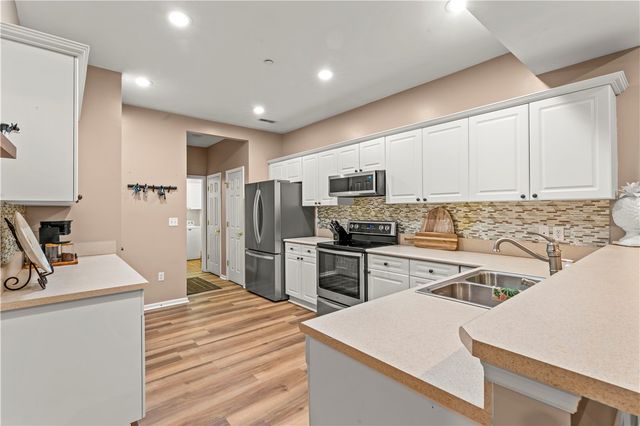 1303 Golf Course Dr, South Strabane, PA 15301