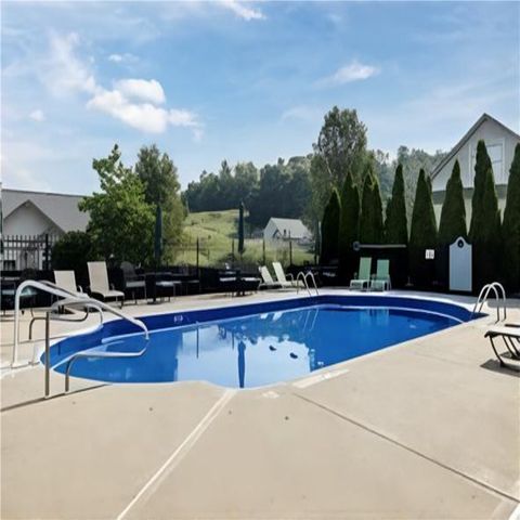 1303 Golf Course Dr, South Strabane, PA 15301