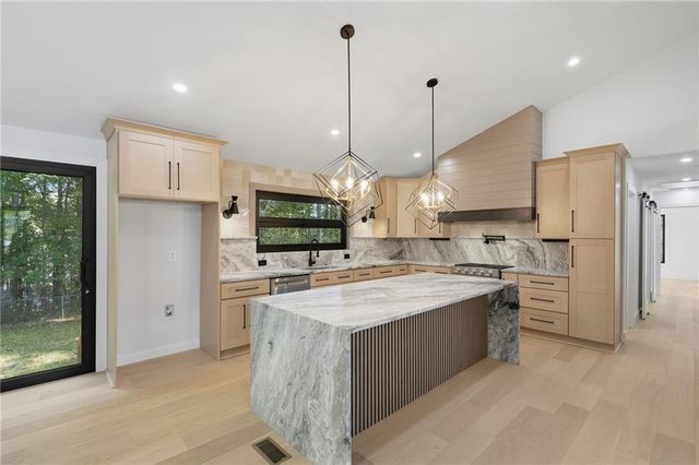 190 Crestwood Court, Alpharetta, GA 30009