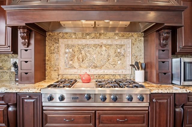 39W431 Long Meadow Lane, St. Charles, IL 60175