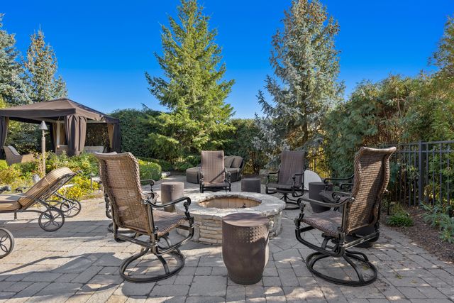 39W431 Long Meadow Lane, St. Charles, IL 60175