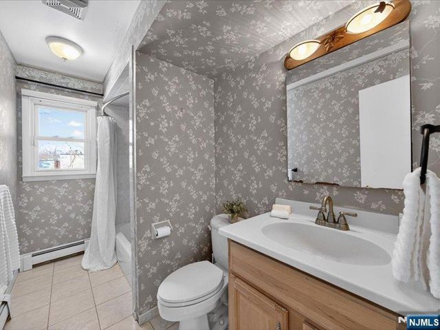 33 Sherwood Drive, Ramsey, NJ 07446