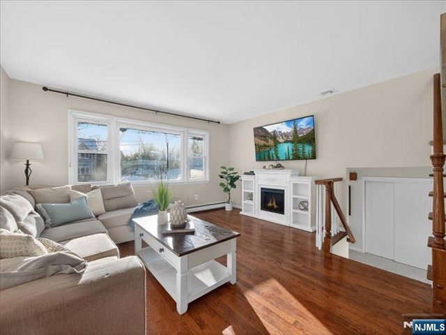 33 Sherwood Drive, Ramsey, NJ 07446