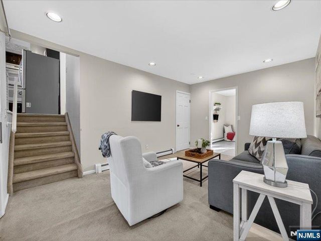 33 Sherwood Drive, Ramsey, NJ 07446