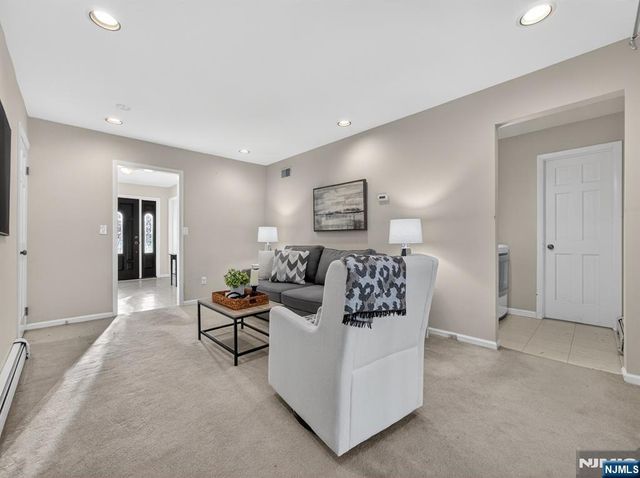 33 Sherwood Drive, Ramsey, NJ 07446