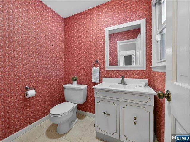 33 Sherwood Drive, Ramsey, NJ 07446