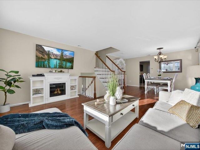 33 Sherwood Drive, Ramsey, NJ 07446