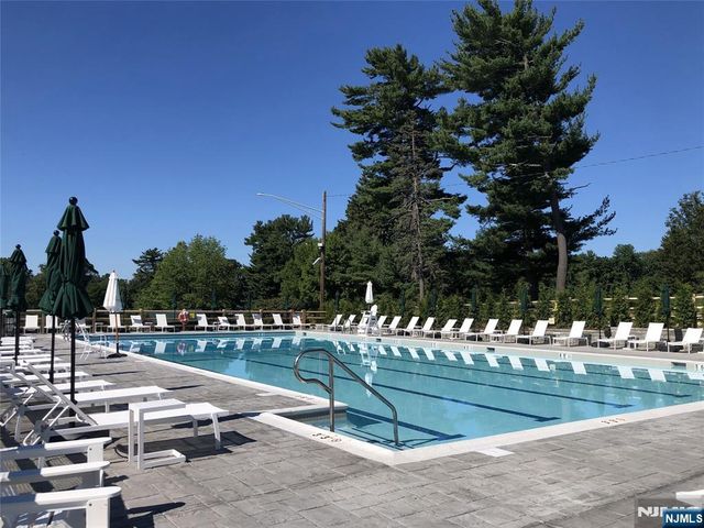 33 Sherwood Drive, Ramsey, NJ 07446