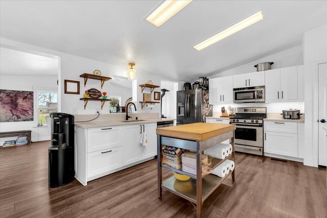 23504 Dersch Road, Anderson, CA 96007