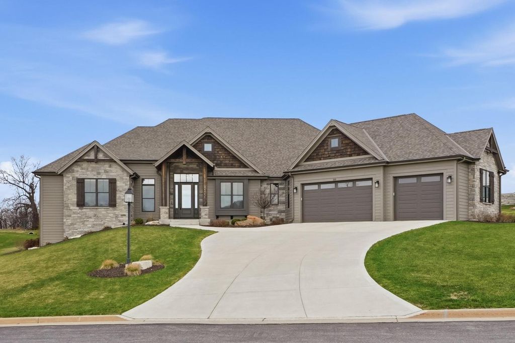 1636 Upland COURT, Hartland, WI 53029