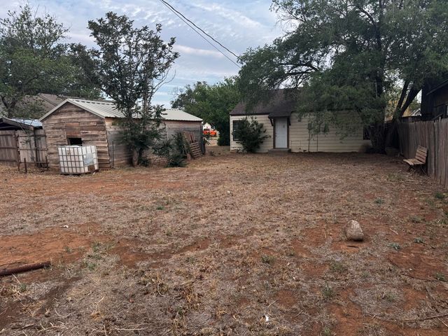 1813 N 5th Street, Tahoka, TX 79373