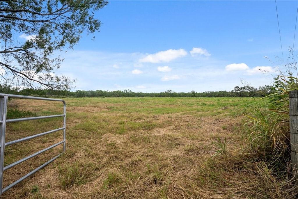 00 Cr 304, Jourdanton, TX 78026