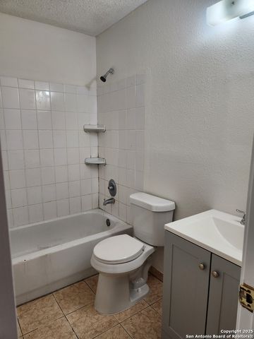 2117 Farmsville, San Antonio, TX 78245