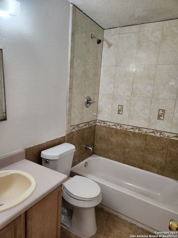 2117 Farmsville, San Antonio, TX 78245