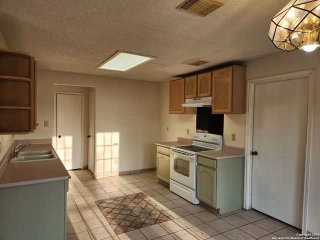 2117 Farmsville, San Antonio, TX 78245