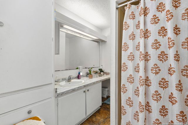 131 Savannah Dr, San Antonio, TX 78213