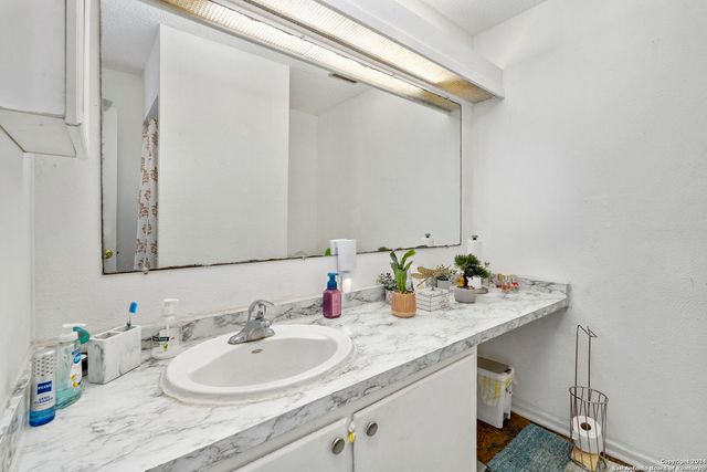 131 Savannah Dr, San Antonio, TX 78213