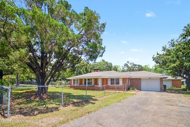 805 Bouslog Street, Bay Saint Louis, MS 39520