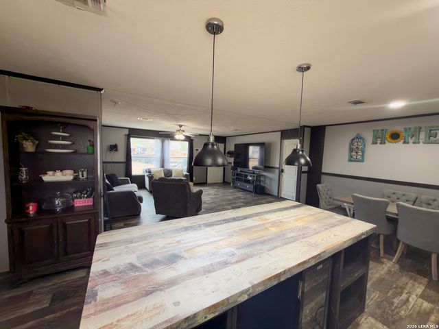 114 4th, Natalia, TX 78059