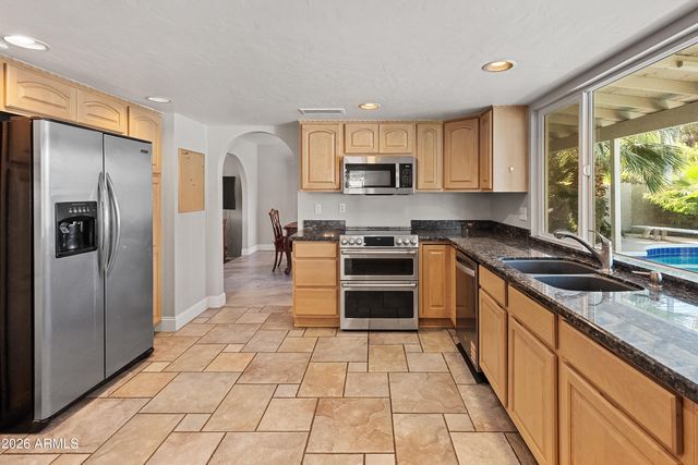 8464 N 7TH Avenue, Phoenix, AZ 85021