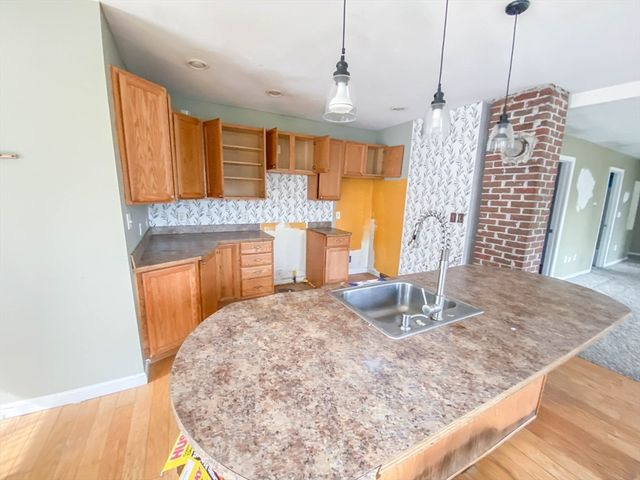 8 Sullivan Place, Millbury, MA 01527