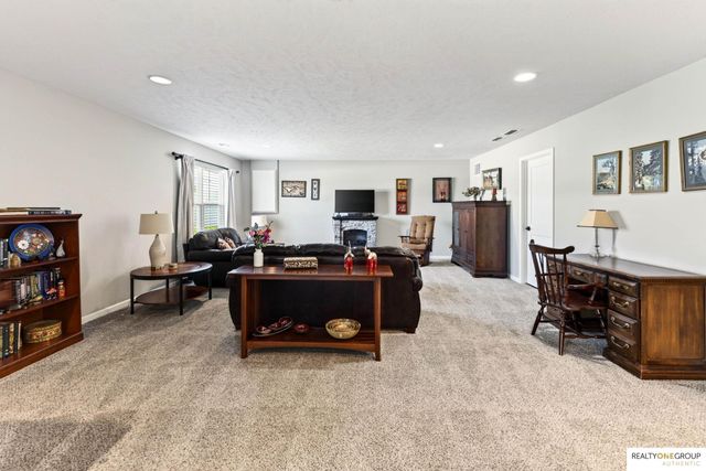 11006 Freeboard Drive, Papillion, NE 68046