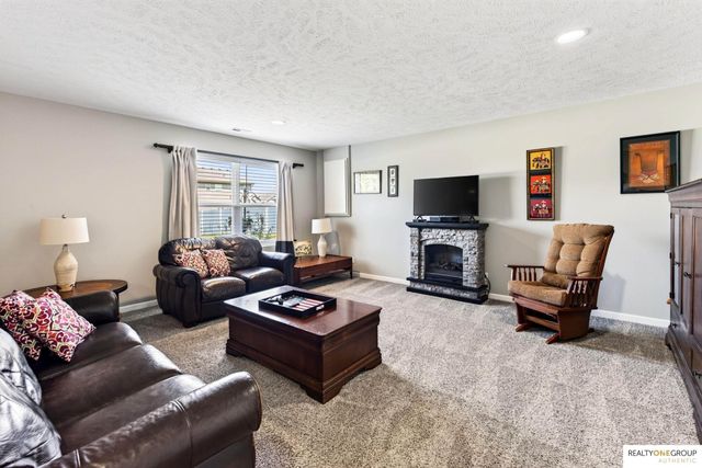 11006 Freeboard Drive, Papillion, NE 68046