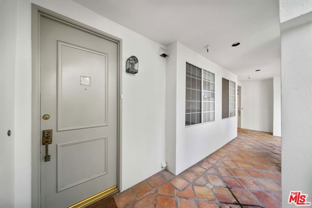 10630 Eastborne Avenue 103, Los Angeles, CA 90024 — photo 4