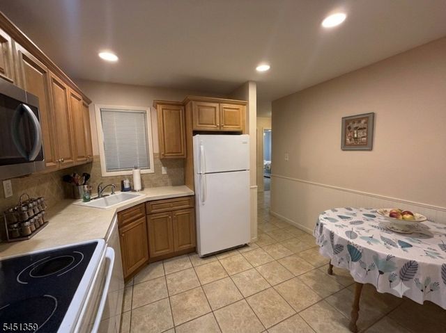 32 Dickinson Ct, Middletown Twp., NJ 07701