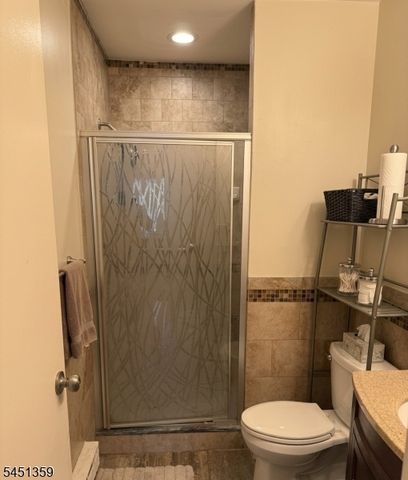 32 Dickinson Ct, Middletown Twp., NJ 07701