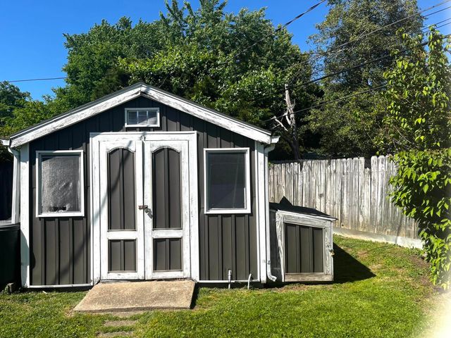 221 Fairway Drive, Evansville, IN 47710