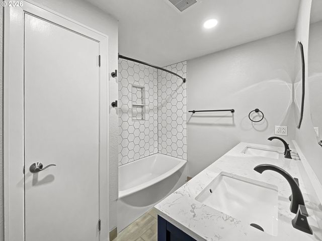6286 Sw HARRINGTON Ave, Lake Oswego, OR 97035