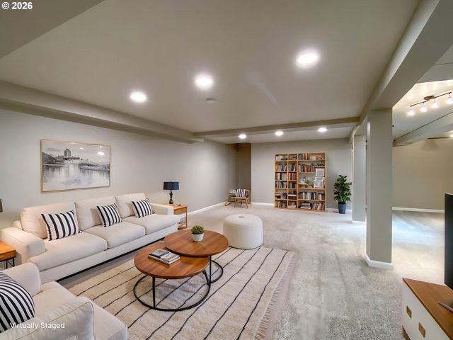 6286 Sw HARRINGTON Ave, Lake Oswego, OR 97035